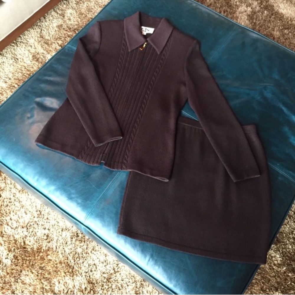 St. John Collection SJK Skirt Set w/gold zipper accent. Great condition.